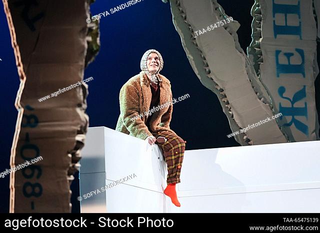 RUSSIA, MOSCOW - DECEMBER 4, 2023: Eyub Faradzhev como Bear realiza durante el estreno de la producción de Ivan Popovski de la obra de Yevgeny Shvarts Un...