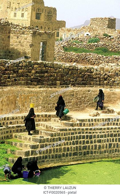 Yemen, Shahara, water tanks, women carrying water