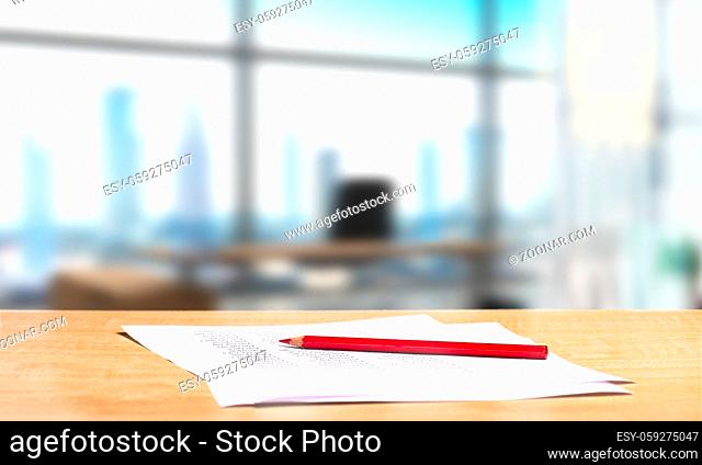 Büro mit Aussicht auf Skyline und einem Schreibtisch mit einem roten Stift im Vordergrund