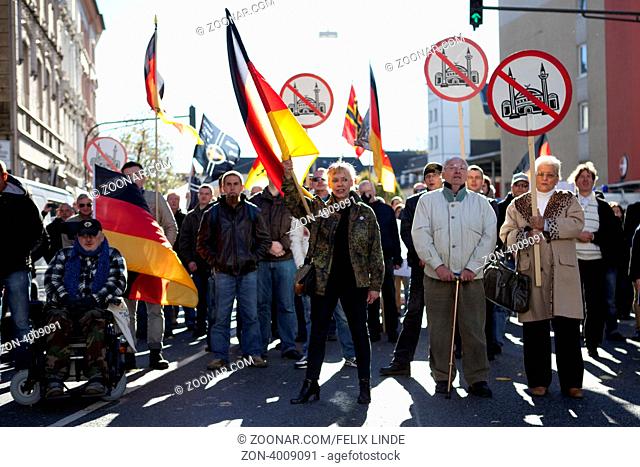 Anhaenger der rechtextremen Vereinigung Pro-NRW mit Anti-Islam-Schildern und Deutschlandflaggen, singen am Ende eines Aufmarsches in Wuppertal die Deutsche...