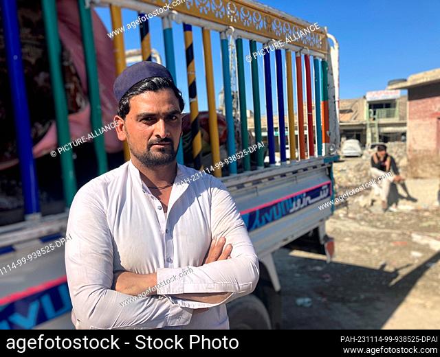 10 November 2023, Pakistan, Torcham: Ismail Khan stands with his family at the Torcham border crossing with Afghanistan. He calls Pakistan his home