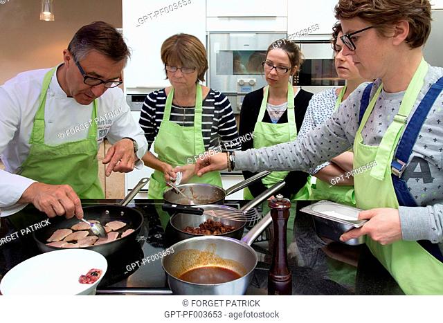 LAURENT CLEMENT VERIFIES WITH THE CLASS THE PREPARATION OF THE DISHES, THE SEASONING AND THE COOKING OF THE FISH, MARKET CUISINE AT 11 COURS GABRIEL, CHARTRES