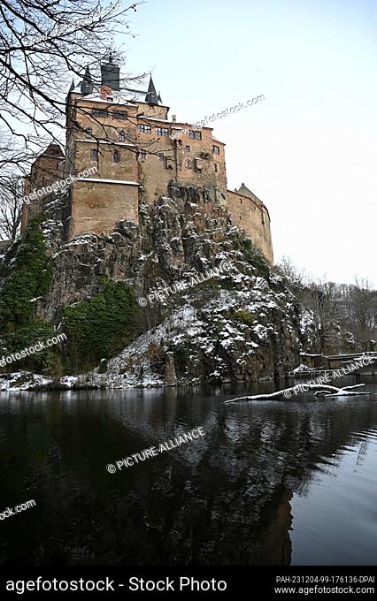 04 December 2023, Saxony, Kriebstein: The snow-covered Kriebstein Castle towers over the Zschopau. Built in the 14th century