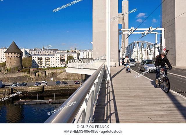 France, Finistere, Brest, the new Recouvrance bridge span is a lift bridge that crosses the Penfeld river and the Motte-Tanguy Tower (Museum of Old Brest) in...