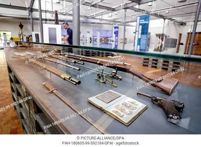 05 June 2018, Germany, Poessneck: Weapons at the exhibition 'Erlebnis Industriekultur · Innovatives Thu·ringen seit 1800' (lit
