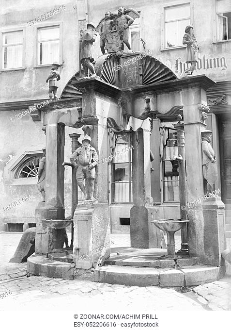 historic picture from a glass negative showing a fountain in a town named Wertheim am Main in Southern Germany