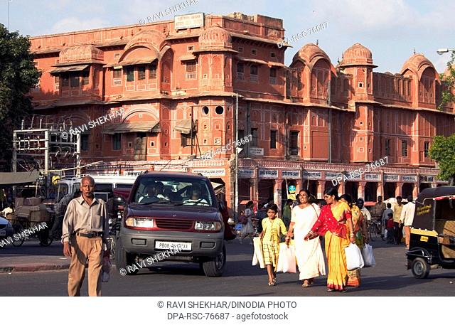 Manik Chowk , Market , people on the street , family crossing the street , pink wall of the old city , Jaipur , Rajasthan , India