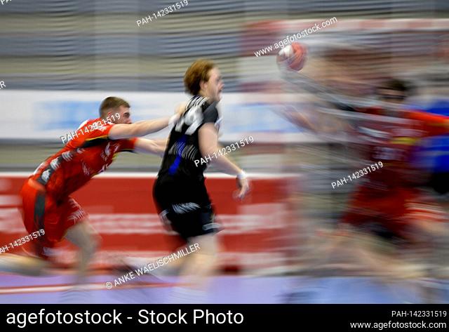 Feature, duel, action, dynamic, blurred, ball, game ball, handball 1. Bundesliga, 28th matchday, TUSEM Essen (E) - Bergischer HC (BHC) 22:32, on 05.05
