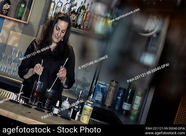 21 November 2023, Lower Saxony, Göttingen: Kamma Romy Hogeveen from Cologne prepares a cocktail at the 37th German Cocktail Championships