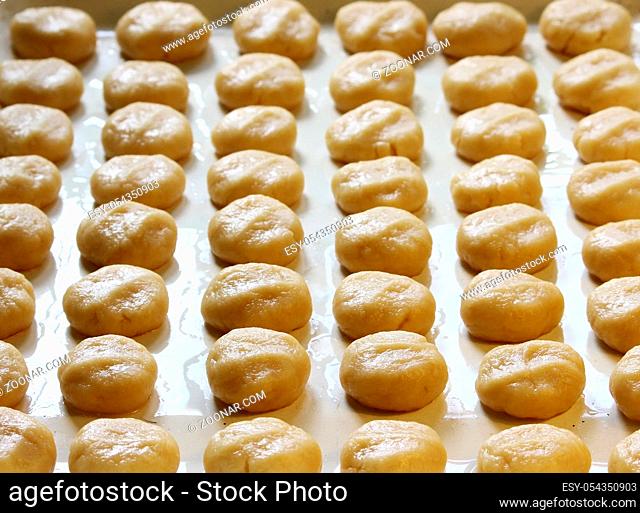 balls of shortcrust pastry for the preparation of homemade shortbread