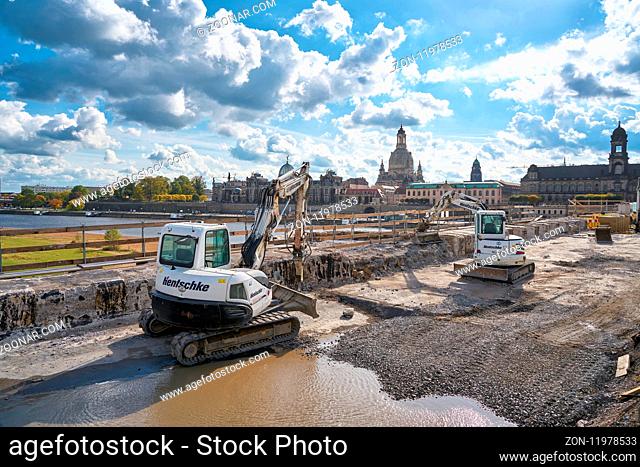 Baufahrzeuge auf der Augustusbrücke in Dresden während der Sanierung der historischen Brücke