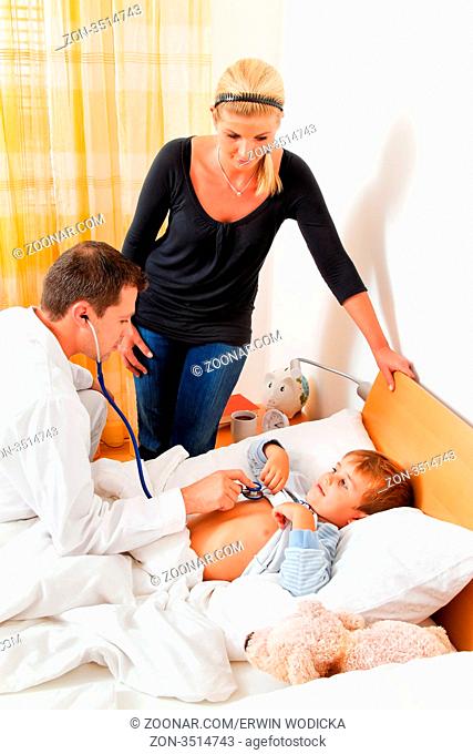 Ein Arzt bei Hausbesuch. Untersucht ein krankes Kind