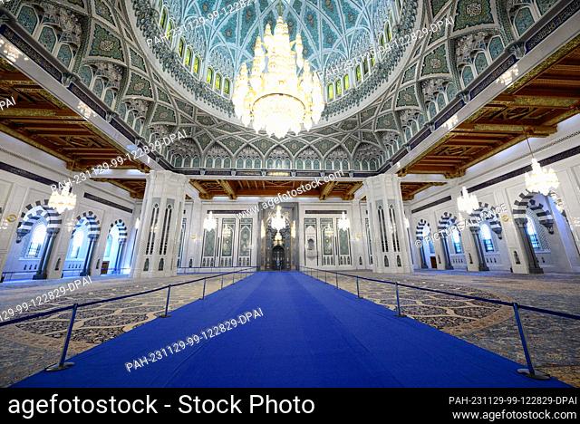 29 November 2023, Oman, Maskat: The Sultan Qabus Grand Mosque in Muscat. The main mosque of Oman is considered one of the most important buildings in the...