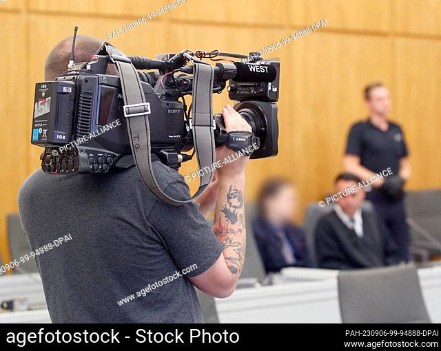 06 September 2023, North Rhine-Westphalia, Essen: The defendant (M) talks to his lawyer Seyhan Okcu. The defendant is a 32-year-old man from Oberhausen who is...