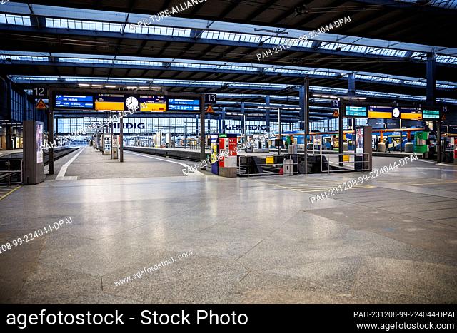 08 December 2023, Bavaria, Munich: Large parts of the main station are deserted. The German Train Drivers' Union (GDL) had called for another 24-hour warning...
