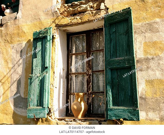 Castellane has its share of Provence houses, with the back along a cliff or hill, with painted shutters and woodwork built from local stone