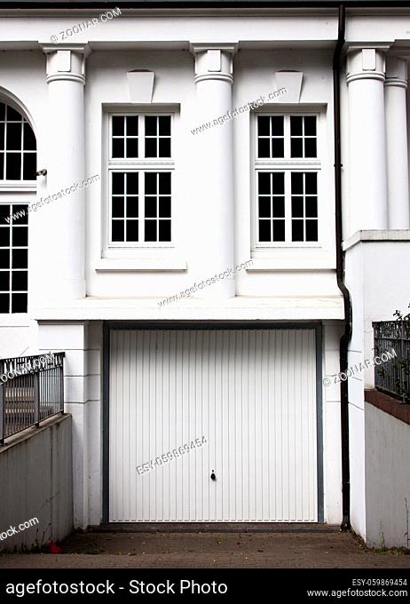 Eingang und Garagentor eines Stadthauses im Hamburger Nobel-Viertel Eppendorf, Hamburg, Deutschland