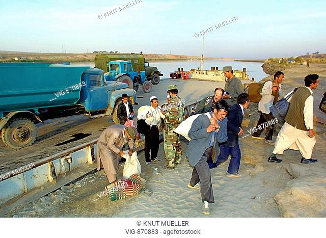 Faehre am Grenzuebergang bei Shirkhan Bandar an der afghanisch - tadschikischen Grenze am Fluss Amu Darja in der Provinz Kunduz