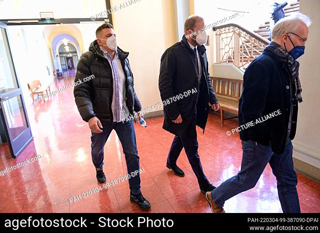 04 March 2022, Hamburg: Rapper Gzuz (l, real name Kristoffer Jonas Klauß) appears with his lawyers Christopher Posch (m) and Ulf Dreckmann (r) for his appeal...