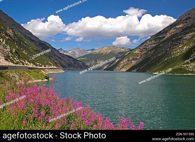 Der Lago di Livigno ein fjordartiger Stausee in der zollfreien Zone von Livigno gelegen