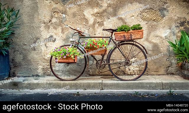 old bicycle with flowers in coursan