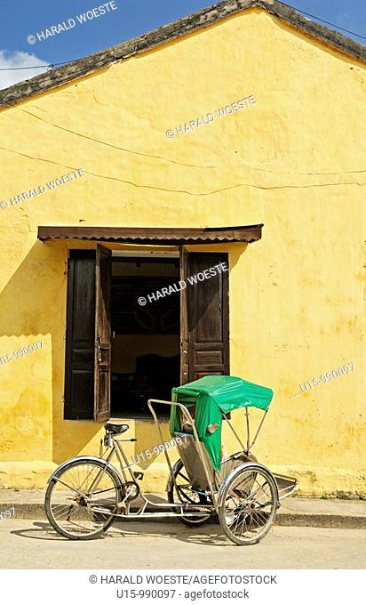 Asia, Vietnam, Hoi An  Hoi An old quarter  Cyclo waiting for customers  The historic buildings, attractive tube houses, and decorated community halls have 1999...
