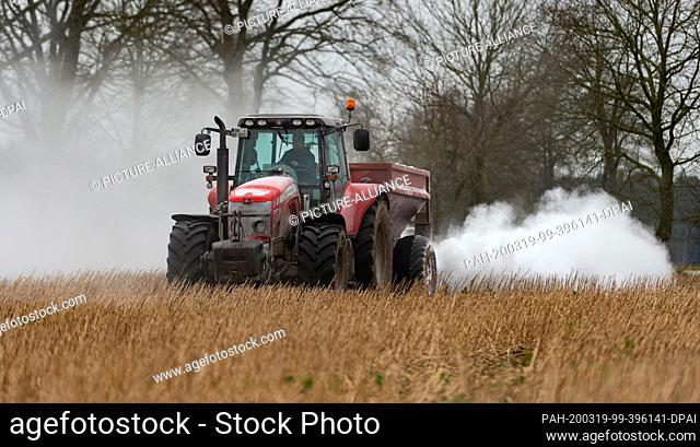 19 March 2020, Lower Saxony, Mittelstendorf: A farmer spreads lime on a field. Limescale is applied to counteract soil acidification and to maintain or improve...