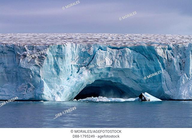 Norway, Svalbard, Spitsbergen, Nordaustlandet , Brasvell's glacier , the ice melt , rivers and fountains flowing water