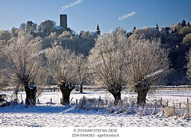 Das Ruhrtal in Bochum im Winter mit Blick auf die Burg Blankenstein in Hattingen