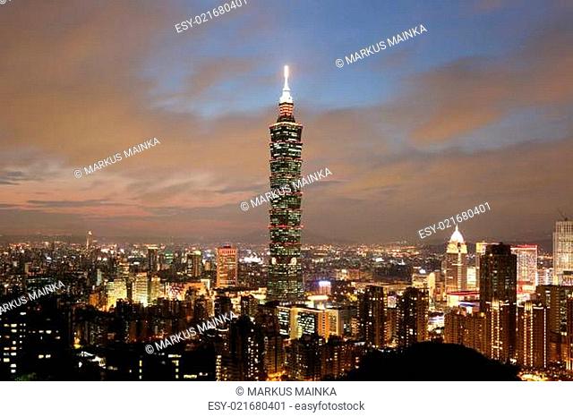 Taipeh Taiwan Panorama abends mit Taipei 101