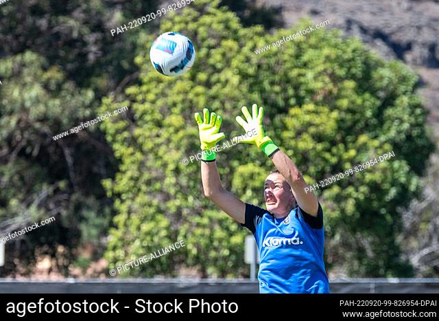 19 September 2022, US, Thousand Oaks: German international soccer player Almuth Schult trains with her club Angel City FC which plays in the National Women's...