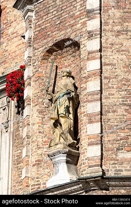 Germany, North Rhine-Westphalia, Dusseldorf, Justitia goddess of justice, figure at the town hall