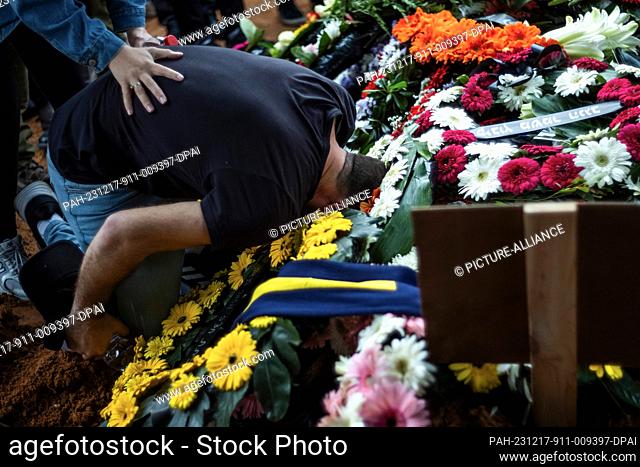 17 December 2023, Israel, Shefayim: Relatives and friends mourn during the funeral of Alon Lulu Shamriz, one of the 3 Israeli hostages who were mistakenly...