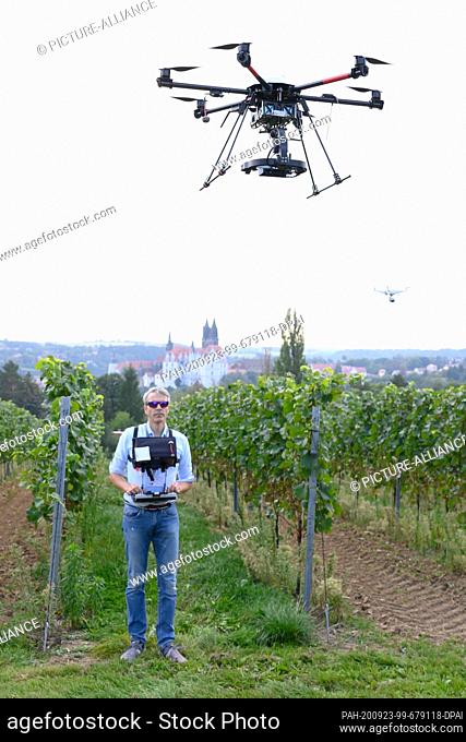 23 September 2020, Saxony, Meißen: Michael Schurig, Saxon State Office for Environment, Agriculture and Geology, flies a Geo-Konzept XR6 hexacopter at a...