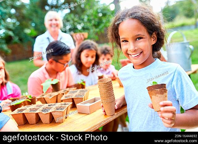Kinder lernen in Gärtnerei oder im Ferienlager über Pflanzen Aussaat und Vermehrung