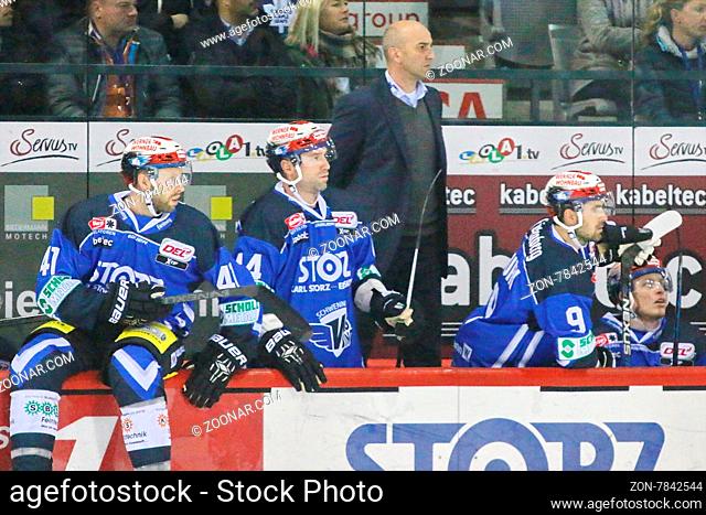 Besorgte Minen auf der Schwenninger Spielerbank, Trainer Helmut de Raaf (Schwenningen) und die Eishockey-Spieler -  DEL 15-16, 7. Sptg