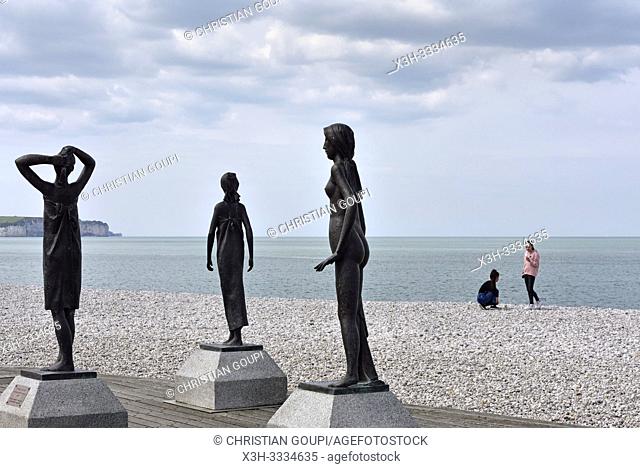 groupe de sculpture intitulee "L'Heure du Bain", oeuvre de l'artiste Dominique Denry, sur la plage de galets a Fecamp, departement de Seine-Maritime