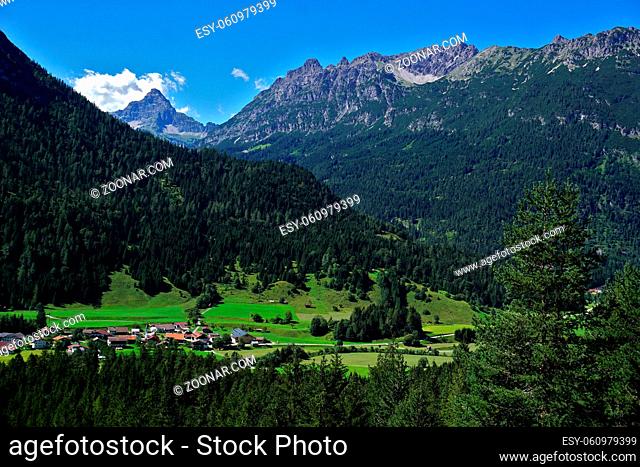 Lechtal, Österreich, Tirol, Blick zur Roßzahngruppe und Hochvogel