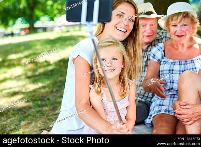 Erweiterte Familie mit Mutter und Tochter und Großeltern macht Selfie Fotos