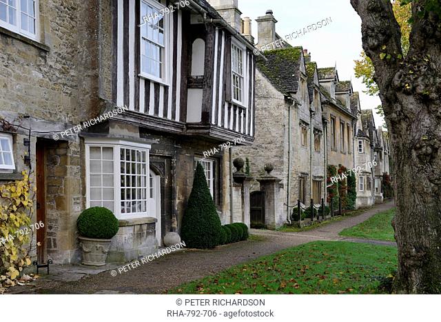 Old Cotswod stone and timber-framed houses, Sheep Street, Burford, Cotswolds, Oxfordshire, England, United Kingdom, Europe