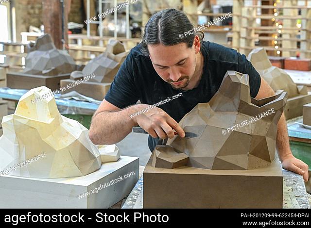 08 December 2020, Brandenburg, Sieversdorf: Martin Philipp, a ceramist from the company Golem GmbH Kunst- und Baukeramik