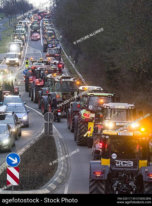 17 January 2020, Rhineland-Palatinate, Klein-Winternhei, : Agricultural vehicles are clogging the roads in the village south of Mainz with a tractor chain with...