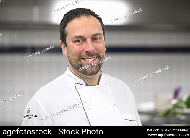 20 December 2023, Berlin: InterContinental chef Henning Drenkhahn at the Hotel Intercontinental Berlin. He cooks for homeless people at Christmas