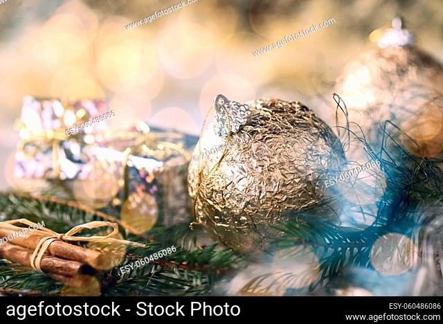 Goldene Christbaumkugeln und Weihnachtsdekoration mit Tannenzweigen