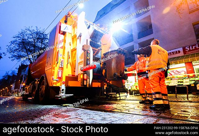 21 November 2023, Lower Saxony, Hanover: An employee of the aha Zweckverband Abfallwirtschaft Region Hannover empties organic waste garbage cans in the Linden...