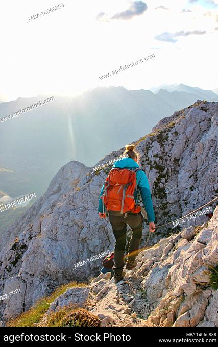 young woman during a hike, hike, obere wettersteinspitze, 2.297m germany, bavaria, upper bavaria, werdenfelser land, mittenwald, isar valley