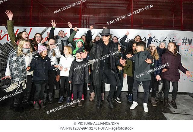 07 December 2018, Berlin: The musician Udo Lindenberg inaugurates the ""Peace Wall"" between the Jannowitz Bridge and Alexanderplatz with the choir ""Kids on...