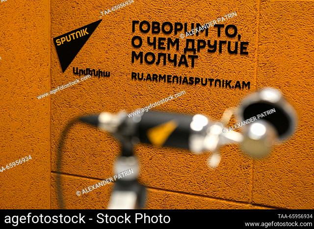 ARMENIA, YEREVAN - 21 de diciembre de 2023: Un letrero que dice ""Nosotros decimos lo que otros callan"" en un estudio de Sputnik Armenia