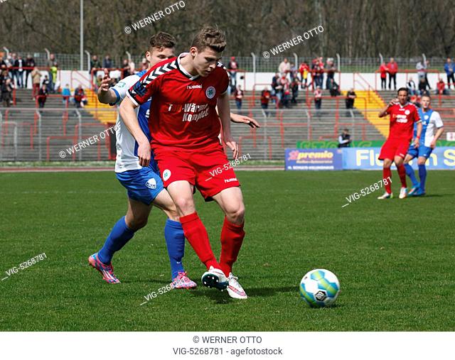 Germany, OBERHAUSEN, 12.04.2015, Spielszene, v.l.n.r. David Niepsuj (VfL), Patrick Schikowski (RWO), Stadion Niederrhein, Fussball, Regionalliga West, 2014/2015