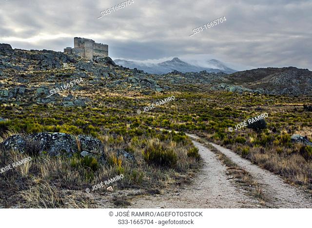 Road to the Manqueospese castle in Mironcillo  Ávila  Castilla León  Spain